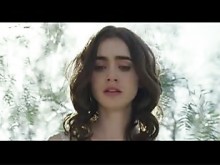 Lily Collins tetas y culo