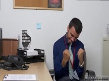 Los muchachos que reciben la próstata masajearon el porno gay y el trabajo en equipo de mamada siciliana