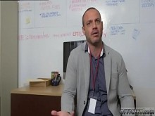 Los hombres gay de músculo caliente que tienen trabajo en equipo sexual hace realidad los deseos