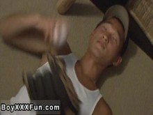 Gay Fuck Tommy llega a casa de la práctica del béisbol, se desnuda y