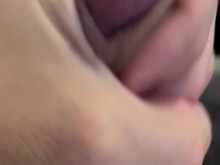 Chico lindo relajándose y masturbándose una gran polla afeitada