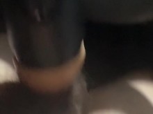 Niño usa linterna para sentirse bien