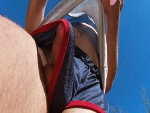 Intento no tener una erección en público cuando uso pantalones cortos pero mi polla sobresale