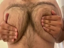 Hombre Tetas en mi camisa