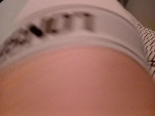 Mostrando mi culo y bulto en calzoncillos blancos