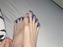 Flacos pies lindos dedos estirados uñas mordidas