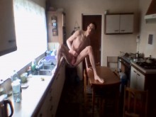 Adolescente muy flaco le roba las bragas a su mamá y gime y se masturba