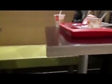 Rubia cachonda hace una mamada en un restaurante públicoZcj2YTxy