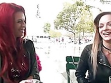 Tiffany introduce a Lilly al sexo en grupo