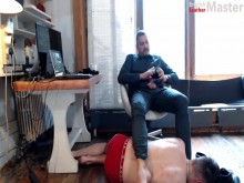 Mi esclavo adorando mi gran polla y mi enorme tamaño de 12 pies parte 2 vista previa