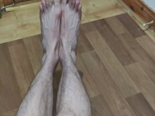 Mostrando mis pies y piernas huesudos y muy delgados para mis espectadores