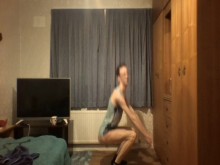 Chico muy flaco con culo extremadamente plano muestra sus costillas y su cuerpo