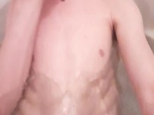 Adolescente mojado muy flaco muestra sus costillas mientras está en la bañera