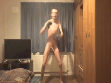 Jovencito flaco con guantes de boxeo practica boxeo en la sombra y muestra sus costillas