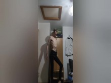 Adolescente británico muy delgadito muestra su increíble cuerpo flaco mientras inhala aire y se cambia de pantalón