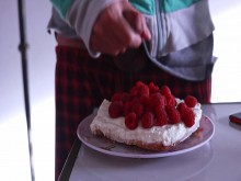 Cubriendo mi tarta de queso con mi crema especial - cum en la comida