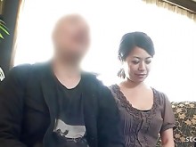 Pareja japonesa habla con Creampie para follar a la esposa mientras el marido tiene que mirar