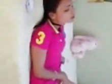 Hermano pervertido atrapó a su hermana e intenta mamar (real)