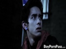 Dos jovencitos vampiros sexys disfrutan follándose muy duro