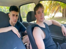 Dos guapos jovencitos latinos tienen un polvo en público en el Cruising Park ~ My Gay Taxi Driver