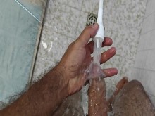 Pajeándome con mi verga grande y gruesa bajo la ducha PARTE 1