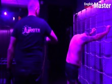 English Leather Master azota dos veces a su esclavo en una mazmorra con múltiples látigos VISTA PREVIA
