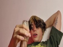 Eboy cachondo masturbándose