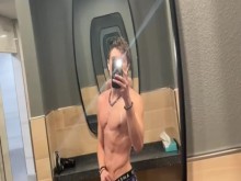 Totalmente erguido delante de todos…????