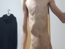 Pequeña adolescente muy delgada retoca su cuerpo con Photoshop para estar aún más delgado