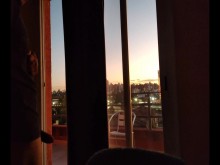 Desnudo mirando el atardecer