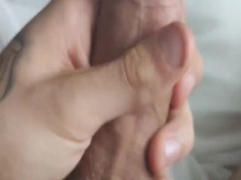 Adolescente flaco hace garganta profunda y se atraganta con su consolador de 7 pulgadas