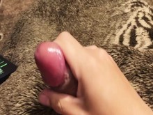 Me masturbo y me corro mientras veo porno en la cama