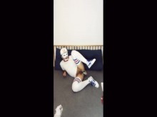 Chico lindo con máscara se masturba y se corre