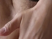 Hombre gay se folla a sí mismo con un consolador grande mientras usa un suspensorio. Se pajea y se corre.