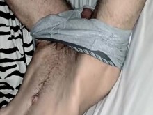 Tocando y flexionando mi cuerpo muy flaco mostrando mis facciones en un cuarto oscuro con linterna encendida