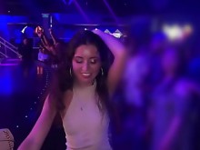 Recogió a una estudiante y la folló por todos los agujeros en un club nocturno