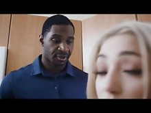 Pequeña hijastra rubia adora la enorme polla negra de su padrastro