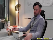 Falso masajista se folla a un empleado de oficina a pelo