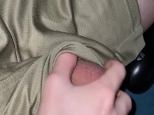 Joven fraternidad juega con madera de la mañana