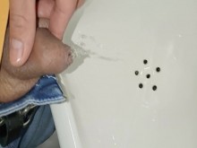 pissing desesperado en baño publico,masturbacion, casi me pillan primer plano
