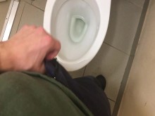 Un trabajador de la fábrica alivió la tensión.