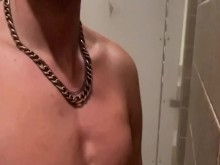 Empleada del gimnasio casi me pilla masturbándome