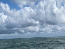 Semental musculoso caliente desnudo en la playa