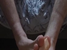 Trabajando con los pies Masajeando a mi jugoso Harry, el consolador montado en la pared con mis pies grandes