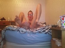 Adolescente muy flaco domina su ano (¡Orgasmo de piernas temblando!)