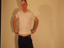 Kudoslong se desnuda mostrando su suave cuerpo afeitado y su polla sin cortar