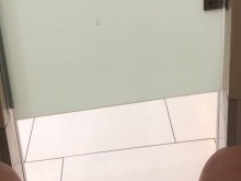 tratando de que no me pillen masturbándose en un baño público concurrido