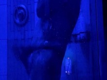 Ducha con semen en una habitación con LED azul