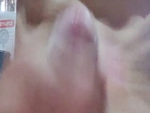 Universitario se masturba una gran polla y termina dándose una corrida