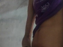 SE PAJEA SU GRAN POLLA EN LA CASA DE SU VECINA